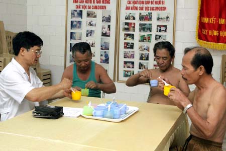 การบำบัดชะล้างสารพิษสีส้มไดอ๊อกซินให้แก่ผู้เคราะห์ร้ายชาวเวียดนาม ๓๐๐ คน